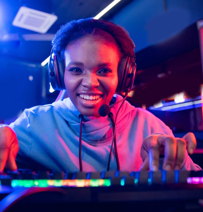fille jouant à des jeux vidéo avec Norton 360 for Gamers.
